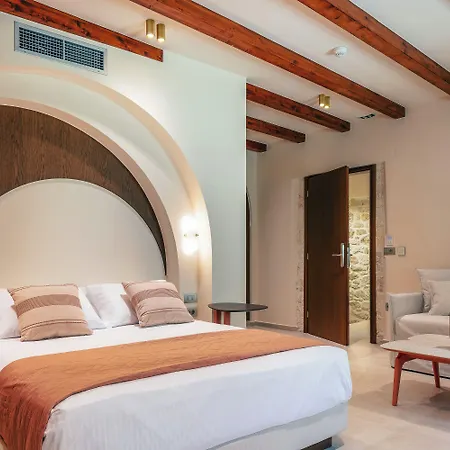 Ξενοδοχείο με διαμερίσματα La Montre Luxury Boutique 4*